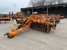 2004 Simba Solo 450 with front discs, 6No low disturbance legs to rear DD packer and discs, rear dra