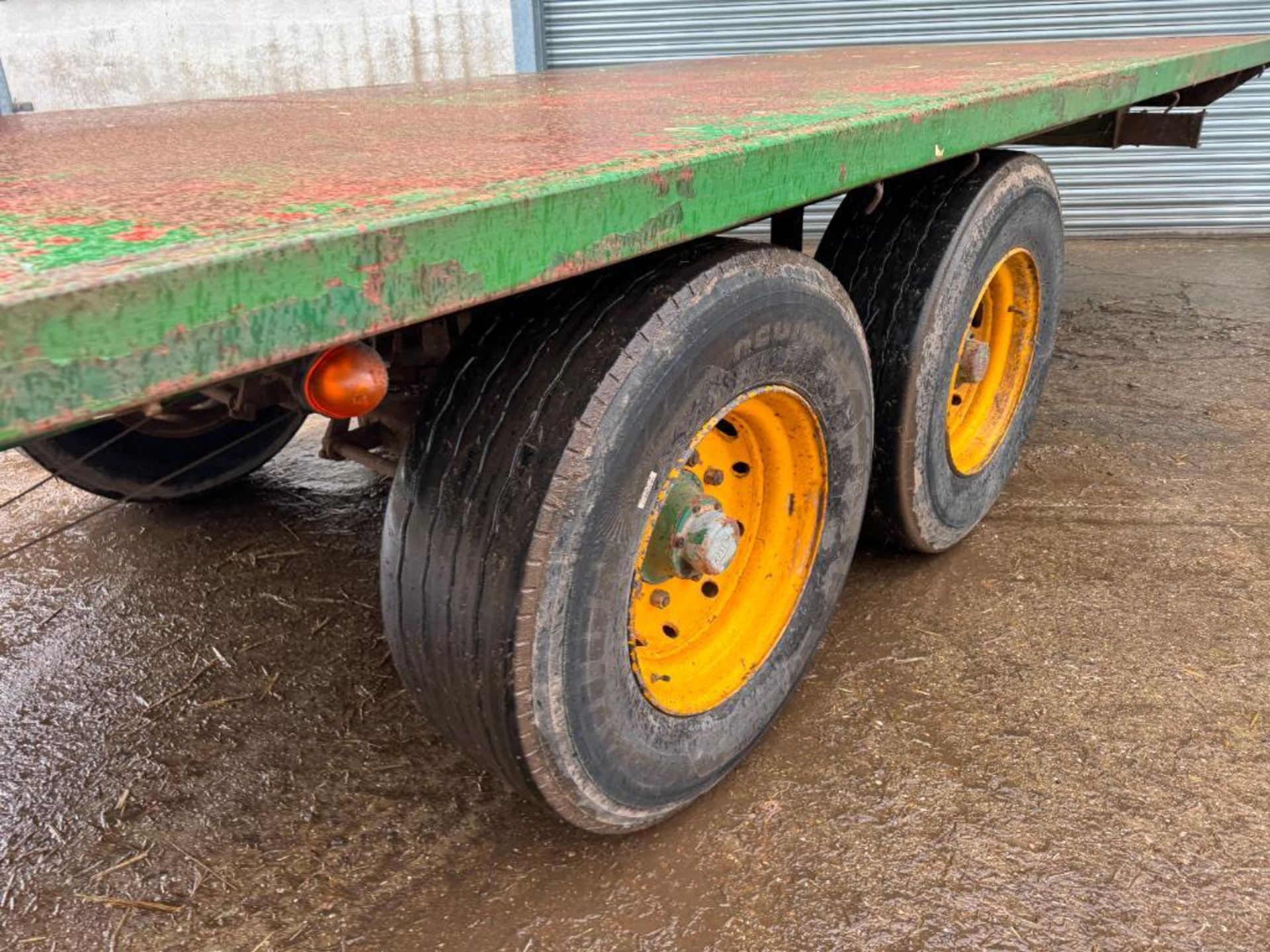 2000 Bailey twin axle 33ft flat bed trailer with hydraulic brakes and strap box on Michelin 385/65R2 - Image 3 of 16