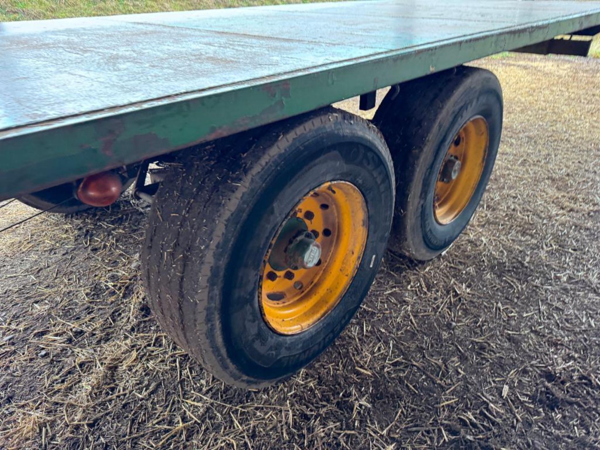 2000 Bailey twin axle 33ft flat bed trailer with hydraulic brakes and strap box on Michelin 385/65R2 - Image 13 of 16