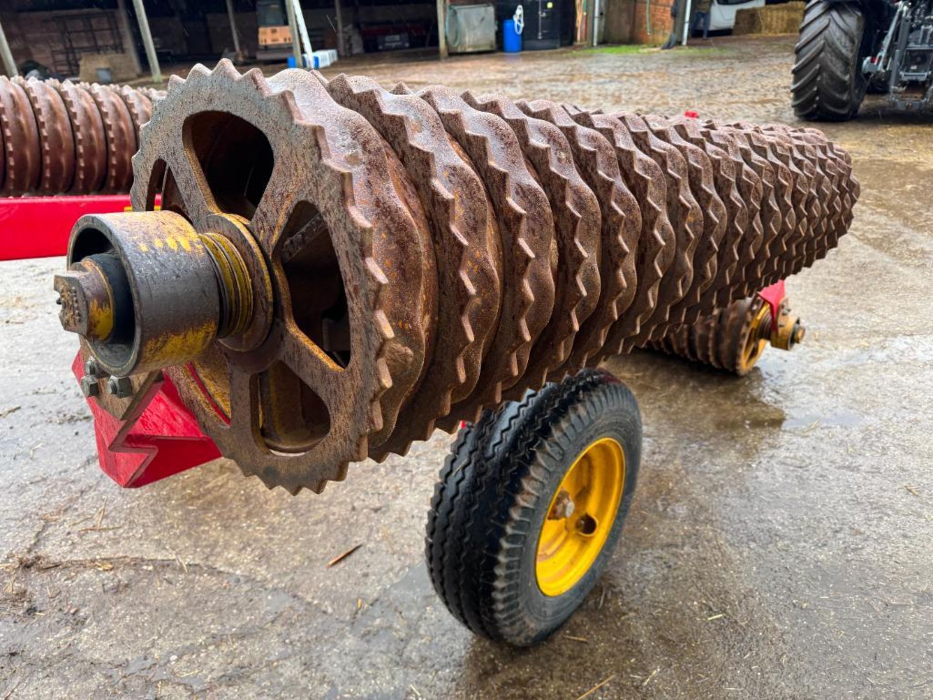 2000 Vaderstad Rollex 620 horizontal folding cambridge rolls with 18" breaker rings on Vredestein 10 - Image 6 of 8