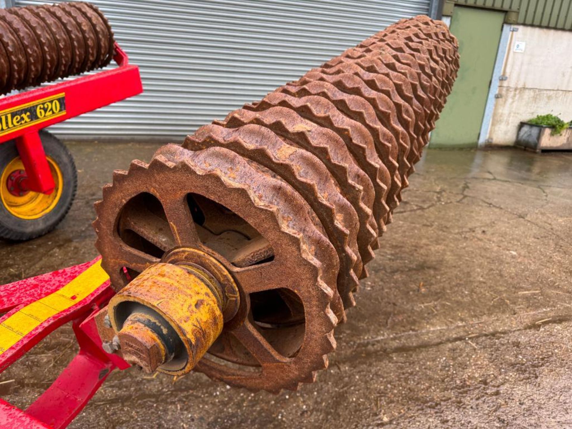 2000 Vaderstad Rollex 620 horizontal folding cambridge rolls with 18" breaker rings on Vredestein 10 - Image 2 of 8