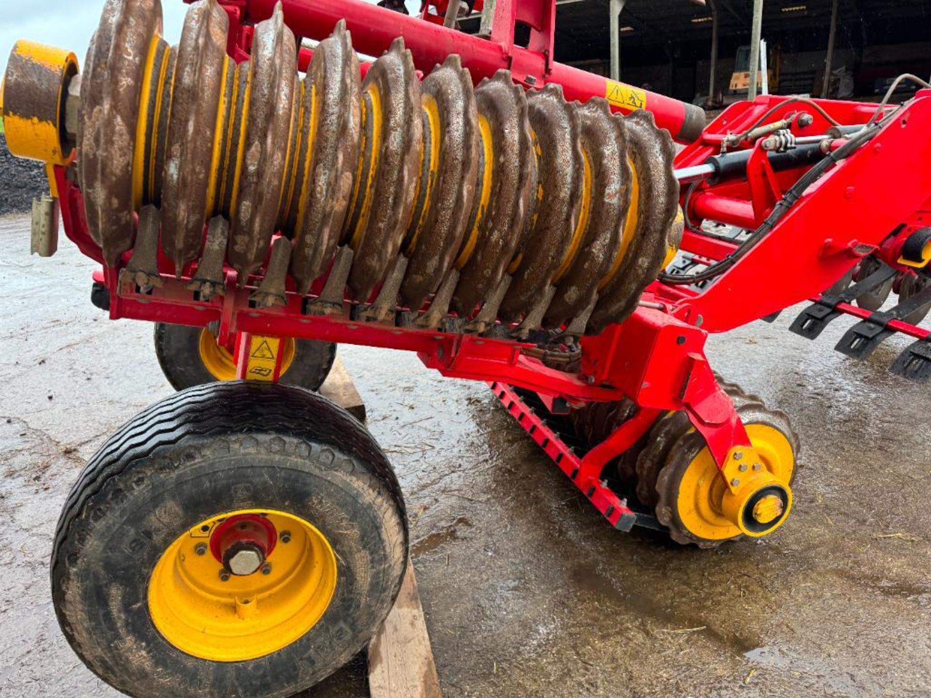 2013 Vaderstad Carrier XL 420 4.2m hydraulic folding cultivator with leading discs to levelling padd - Image 7 of 12