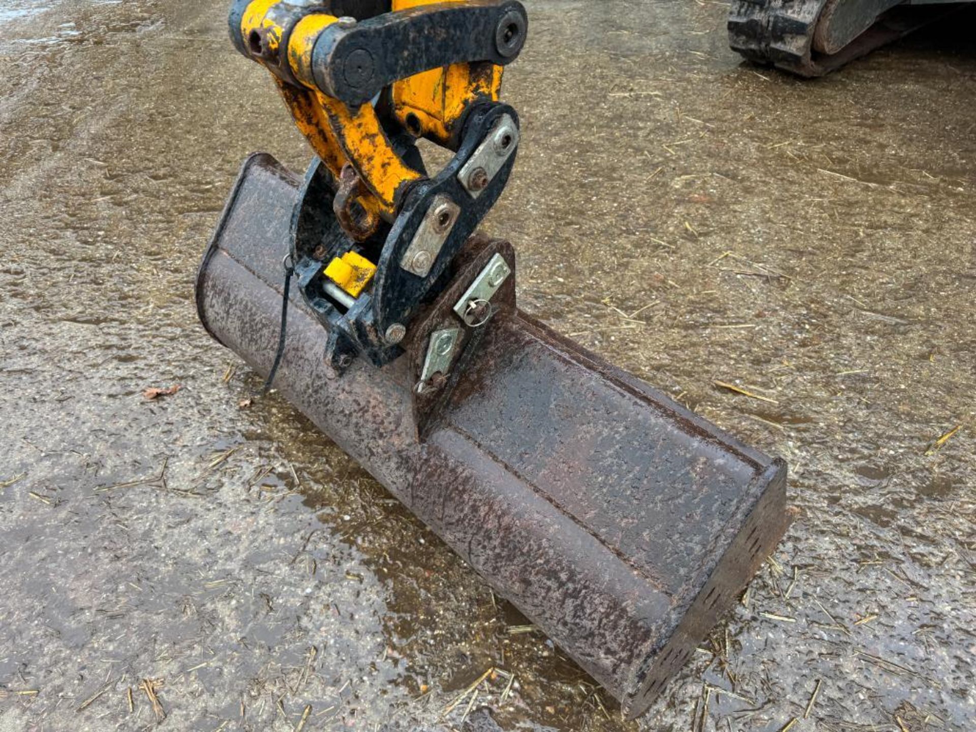 1996 JCB 804 rubber tracked 3.3t excavator with front blade and quick hitch, 14" tracks, 9", 12", 2f - Image 2 of 13