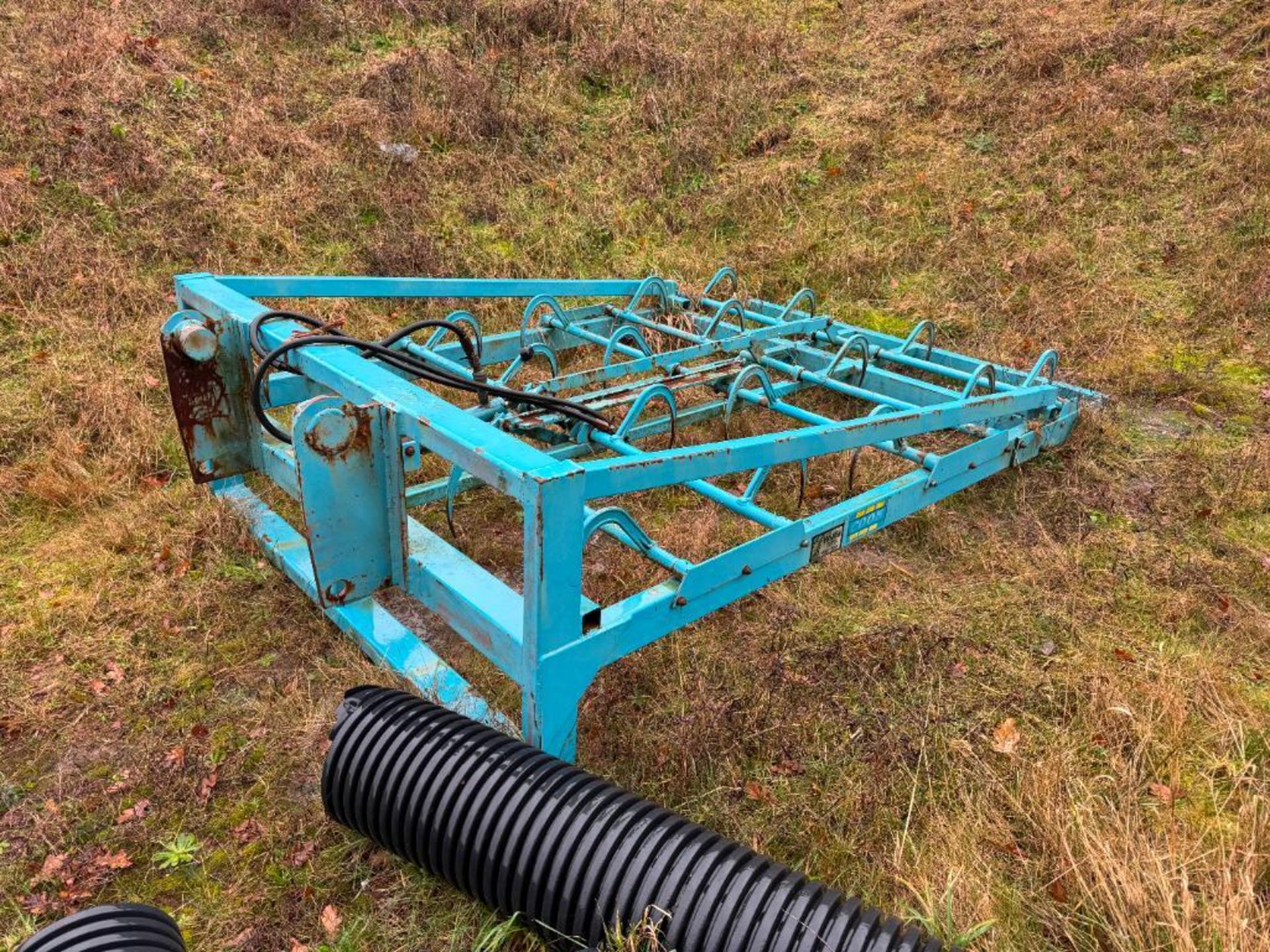 Cook flat 10 bale grab with Manitou attachments. Serial No: 1897003