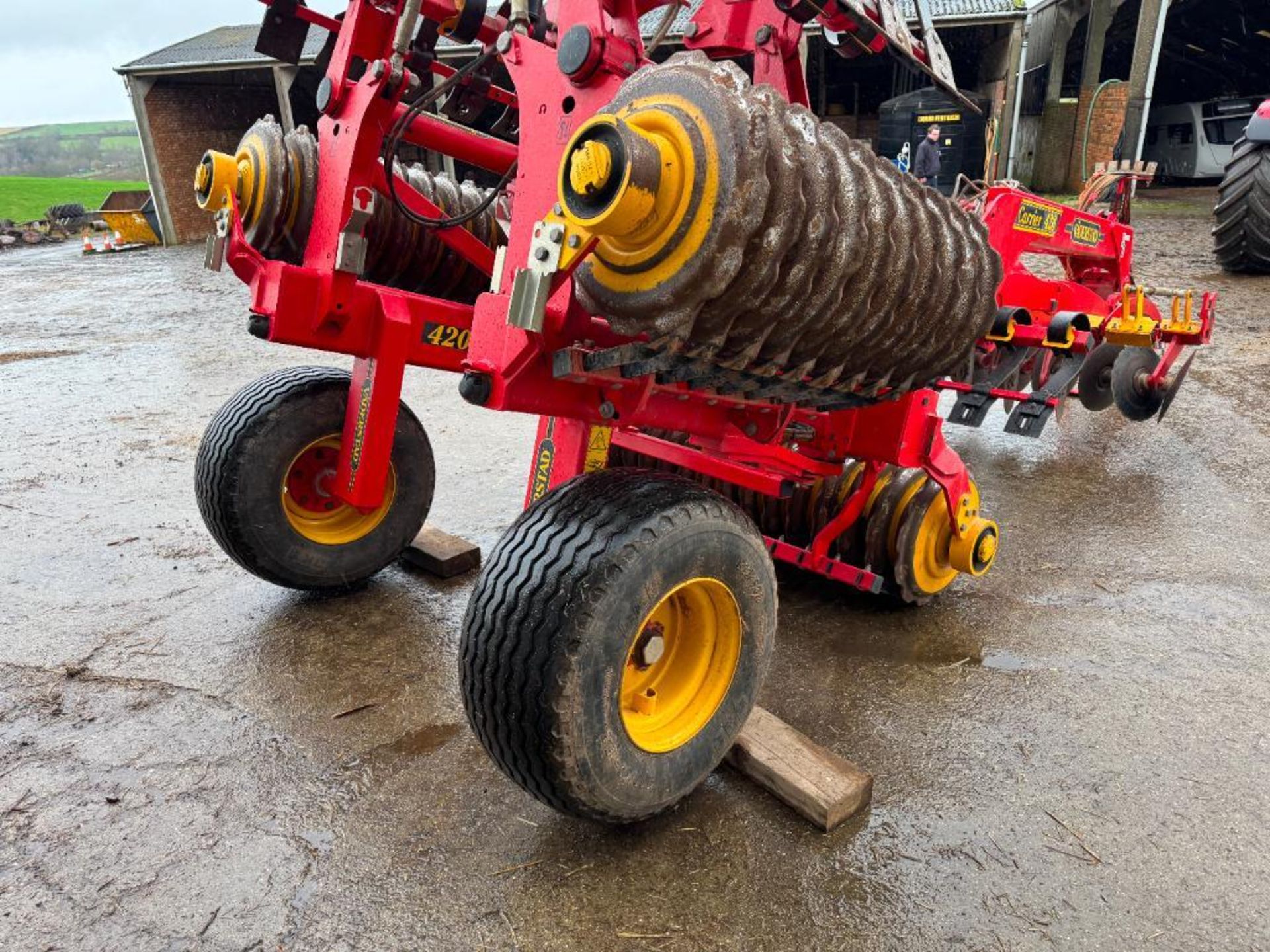 2013 Vaderstad Carrier XL 420 4.2m hydraulic folding cultivator with leading discs to levelling padd - Image 5 of 12