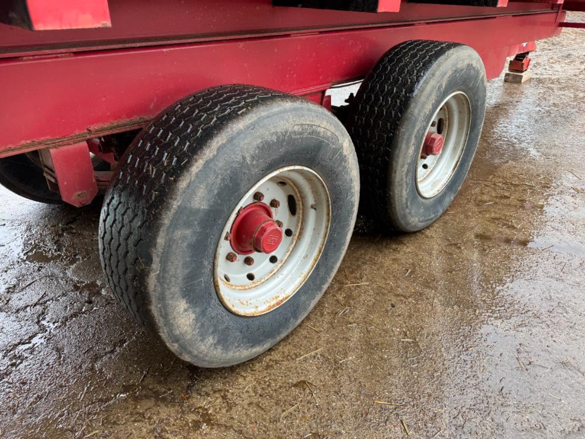 1999 Warwick 15t twin axle grain trailer with sprung drawbar, hydraulic brakes and manual tailgate o - Image 4 of 13