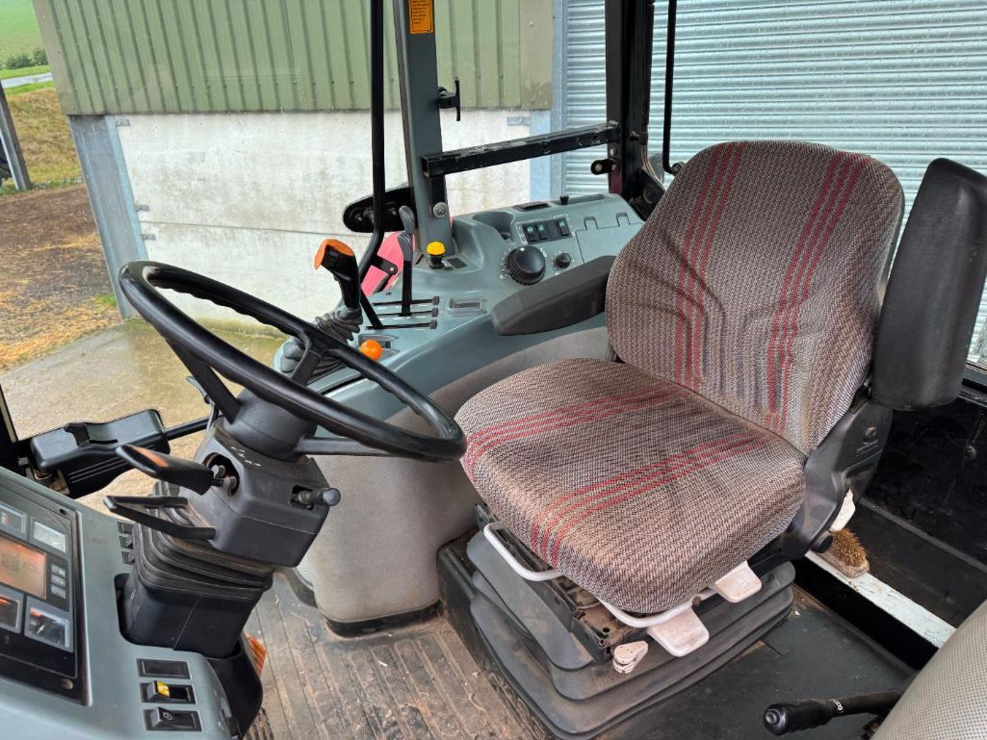 2000 Case MX120 4wd powershift tractor with 16No 45kg wafer weights, 3No manual spools on Vredestein - Image 13 of 14