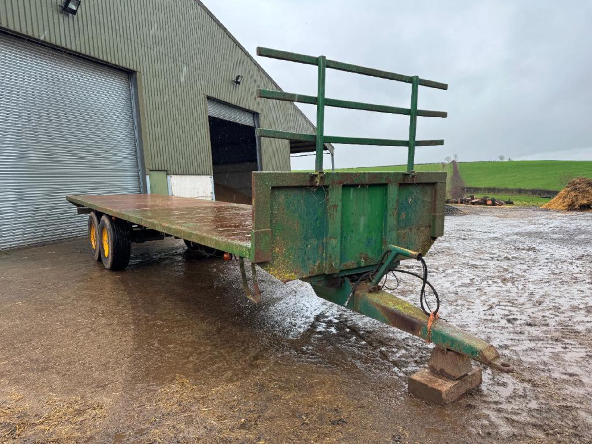 2000 Bailey twin axle 33ft flat bed trailer with hydraulic brakes and strap box on Michelin 385/65R2 - Image 6 of 16