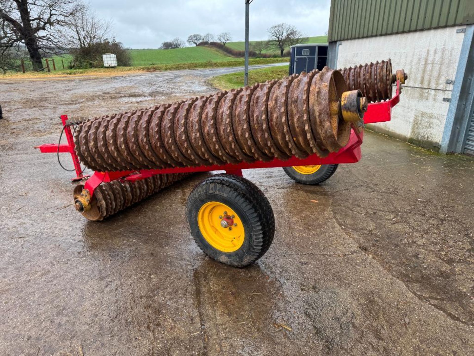 2000 Vaderstad Rollex 620 horizontal folding cambridge rolls with 18" breaker rings on Vredestein 10 - Image 4 of 8