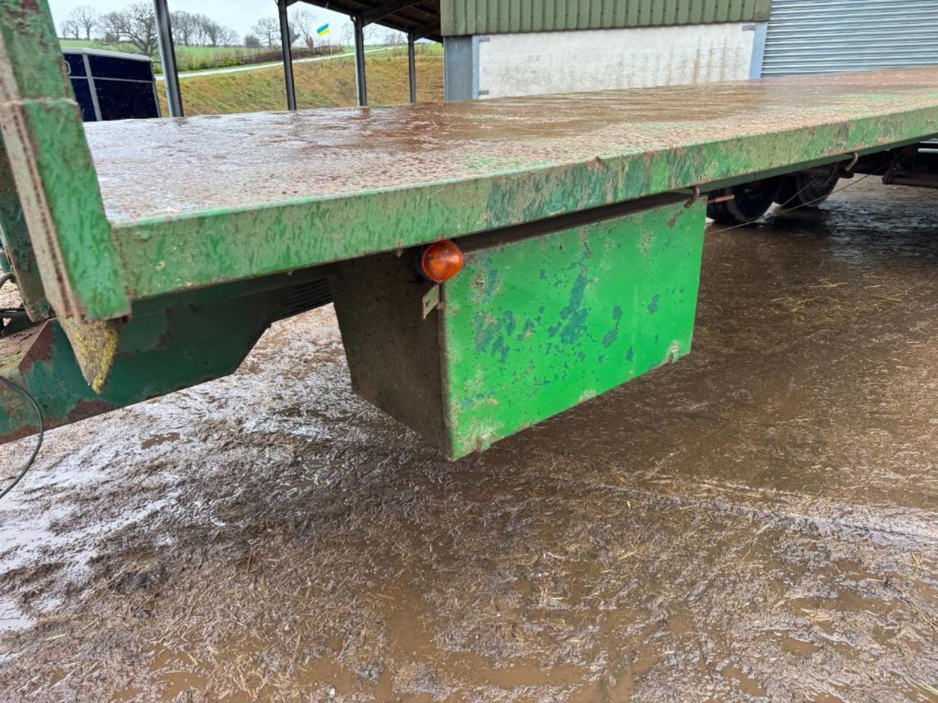 2000 Bailey twin axle 33ft flat bed trailer with hydraulic brakes and strap box on Michelin 385/65R2 - Image 2 of 16