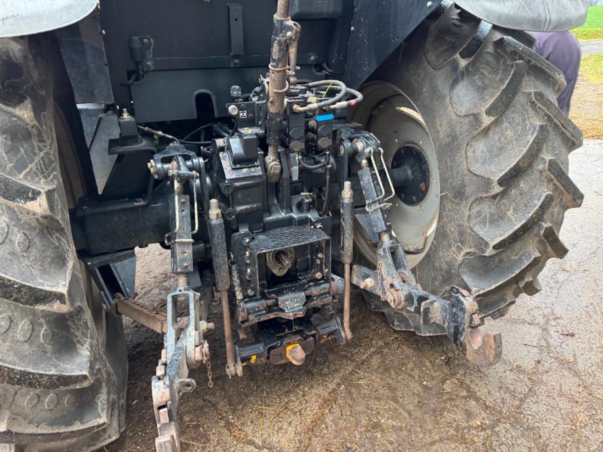 2000 Case MX120 4wd powershift tractor with 16No 45kg wafer weights, 3No manual spools on Vredestein - Image 5 of 14