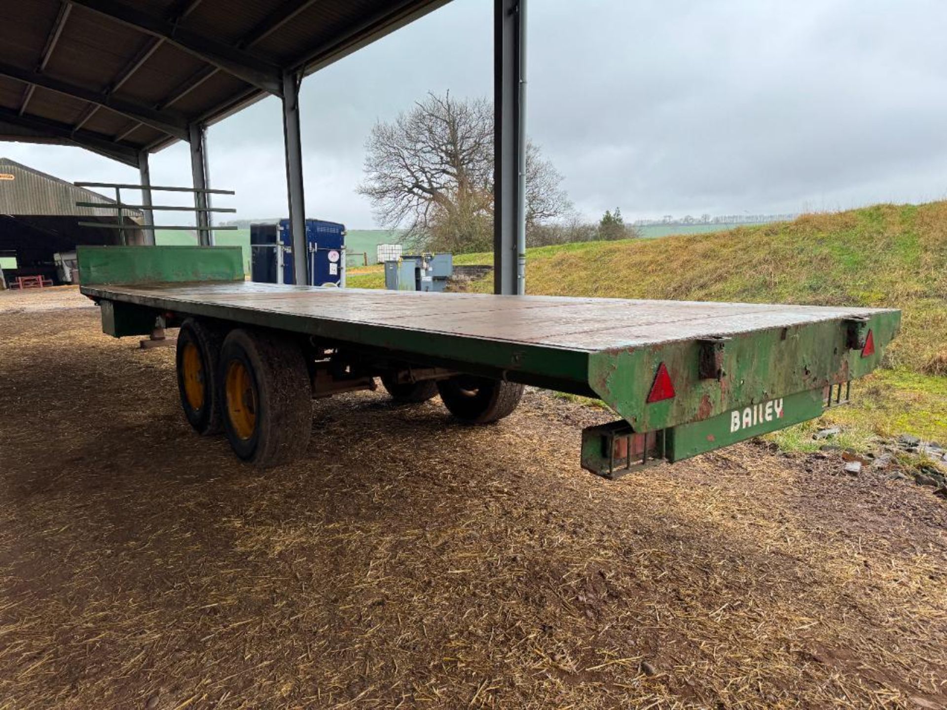 2000 Bailey twin axle 33ft flat bed trailer with hydraulic brakes and strap box on Michelin 385/65R2 - Image 14 of 16
