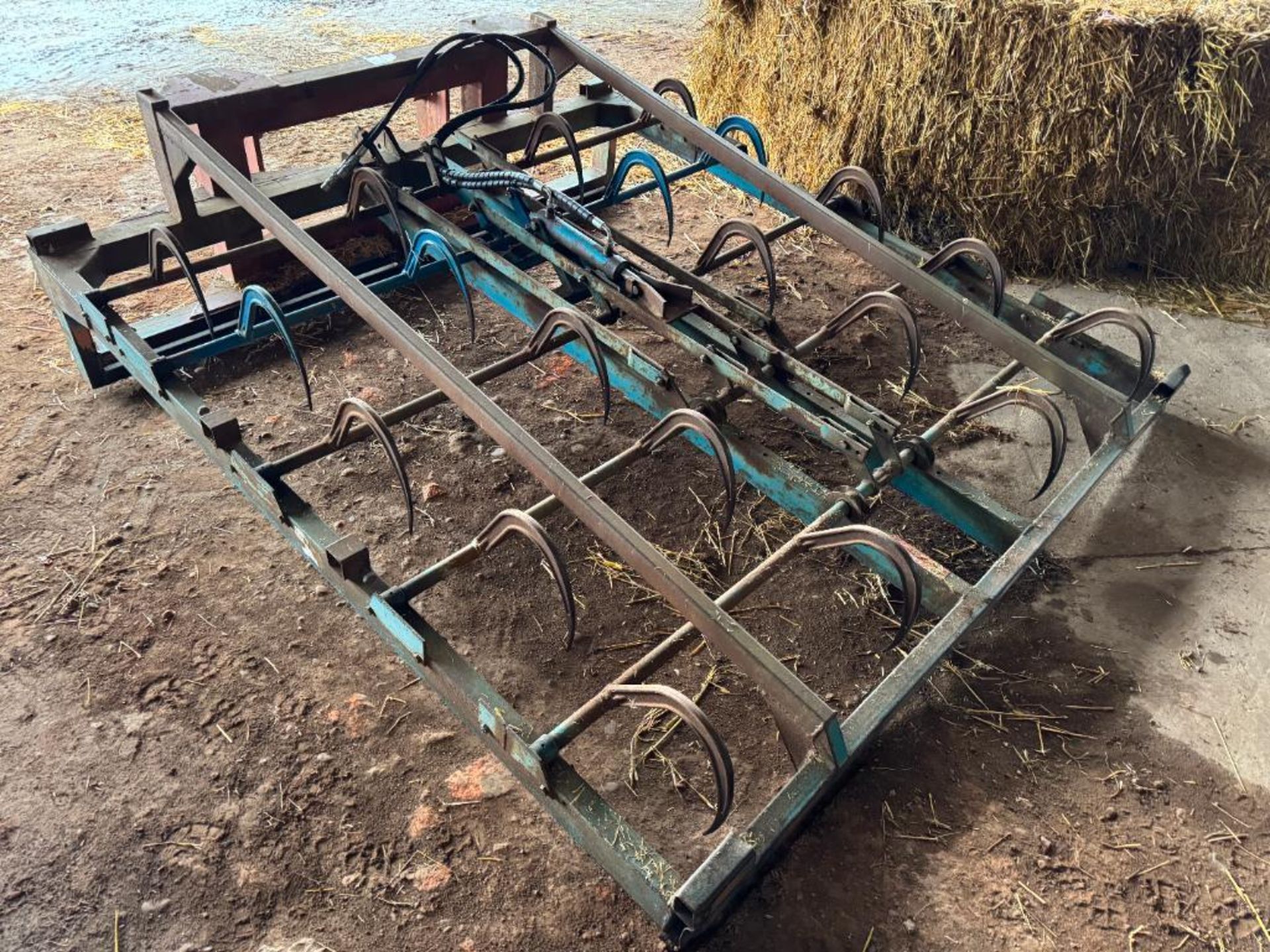 Flat 10 bale grab suited to quadrant bales with Manitou attachments - Image 2 of 2