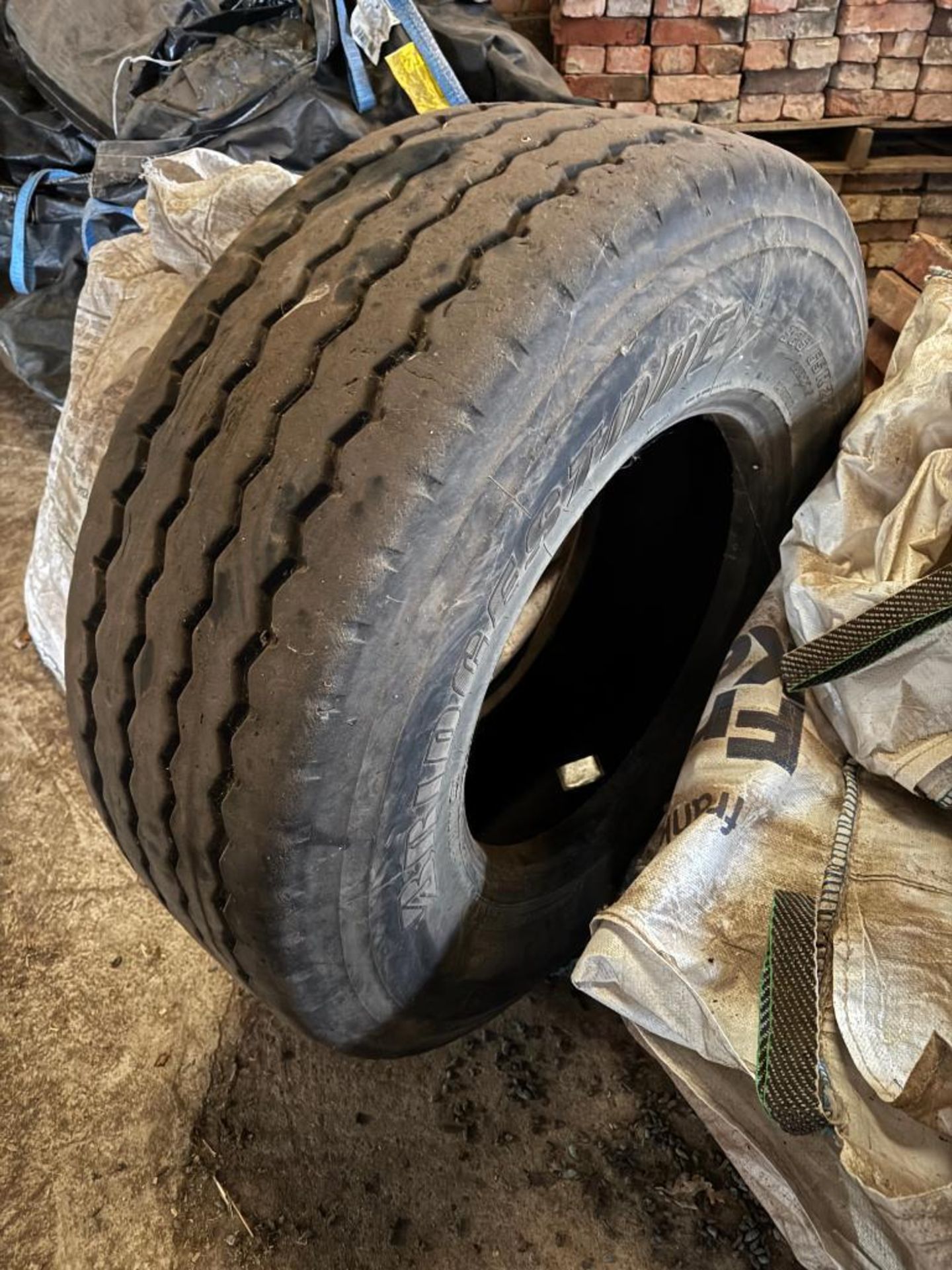 Single Bridgestone 385/65R22.5 super single tyre