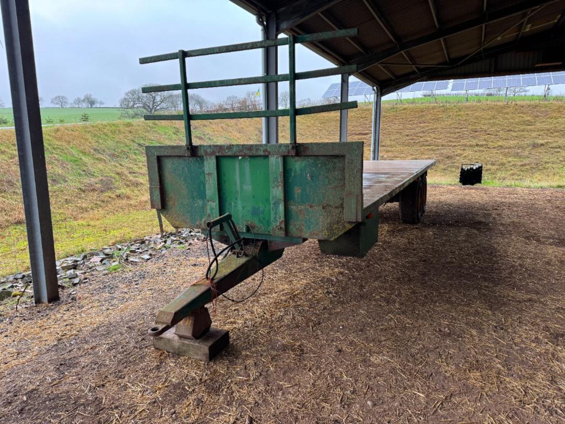2000 Bailey twin axle 33ft flat bed trailer with hydraulic brakes and strap box on Michelin 385/65R2 - Image 10 of 16