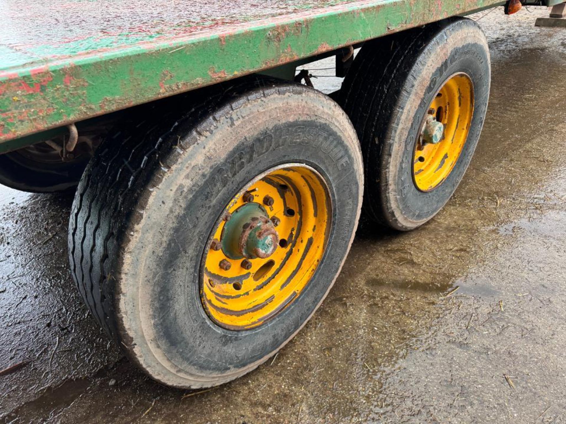 2000 Bailey twin axle 33ft flat bed trailer with hydraulic brakes and strap box on Michelin 385/65R2 - Image 5 of 16