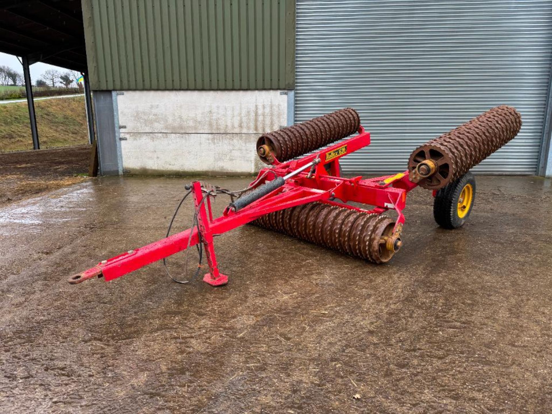 2000 Vaderstad Rollex 620 horizontal folding cambridge rolls with 18" breaker rings on Vredestein 10