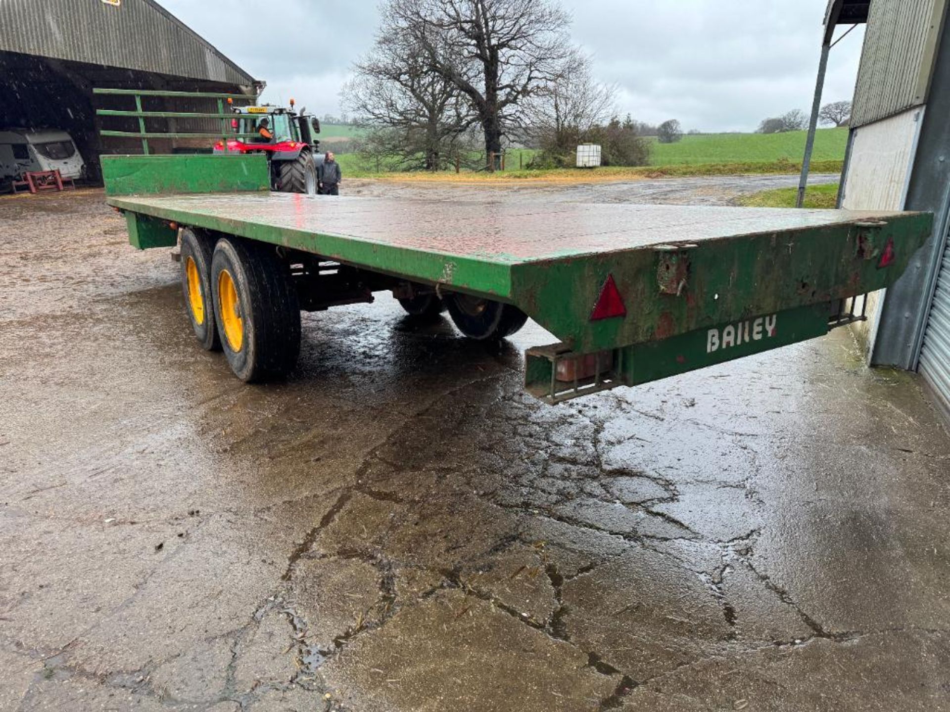 2000 Bailey twin axle 33ft flat bed trailer with hydraulic brakes and strap box on Michelin 385/65R2 - Image 4 of 16