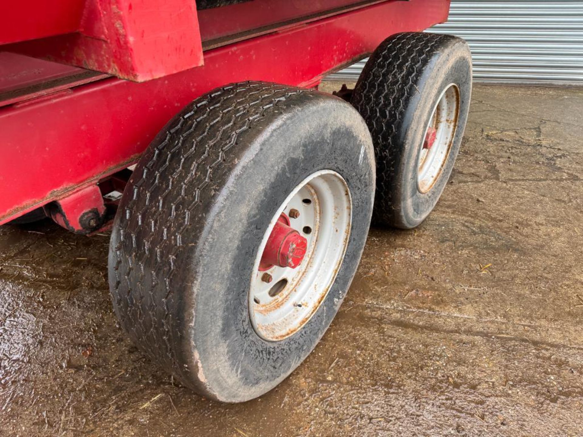 1999 Warwick 15t twin axle grain trailer with sprung drawbar, hydraulic brakes and manual tailgate o - Image 2 of 13
