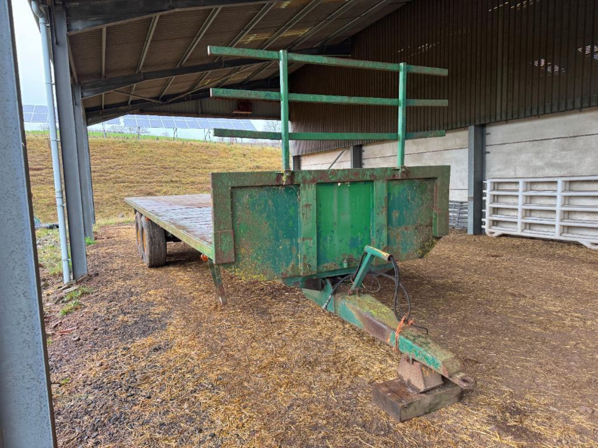 2000 Bailey twin axle 33ft flat bed trailer with hydraulic brakes and strap box on Michelin 385/65R2 - Image 9 of 16