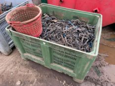 Quantity plastic pegs for vegetable coverings