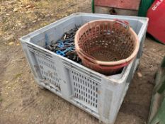 Quantity plastic pegs for vegetable coverings