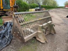 Root bucket with Claas attachments, hydraulic tipping