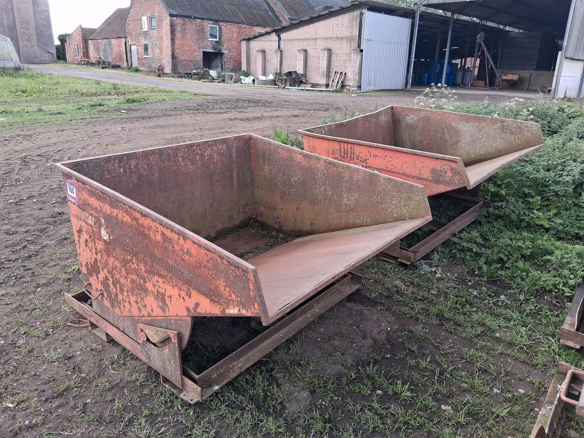 2No Tong manual tipping skips, tine mounted - Image 8 of 8