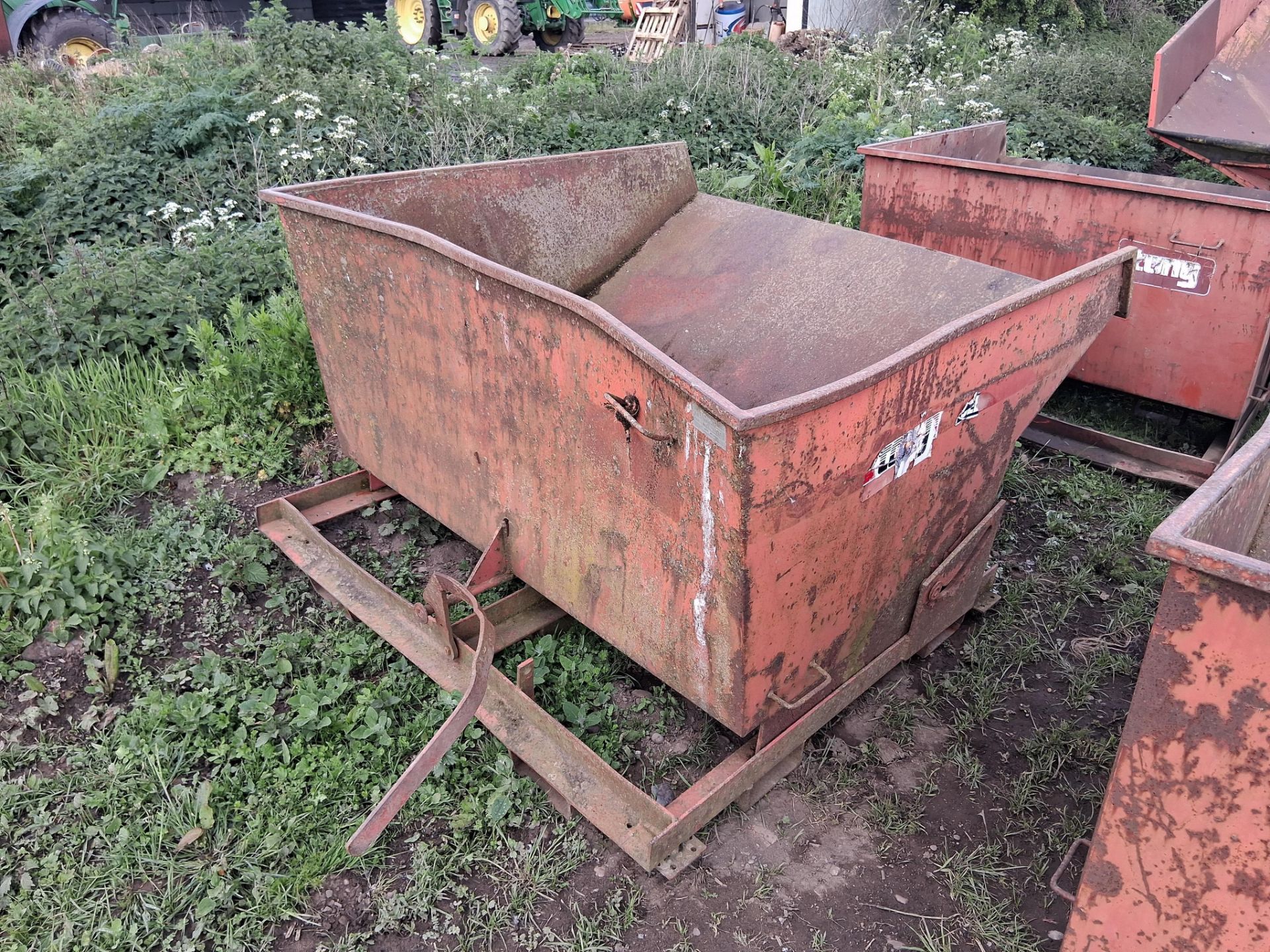 2No Tong manual tipping skips, tine mounted - Image 3 of 8