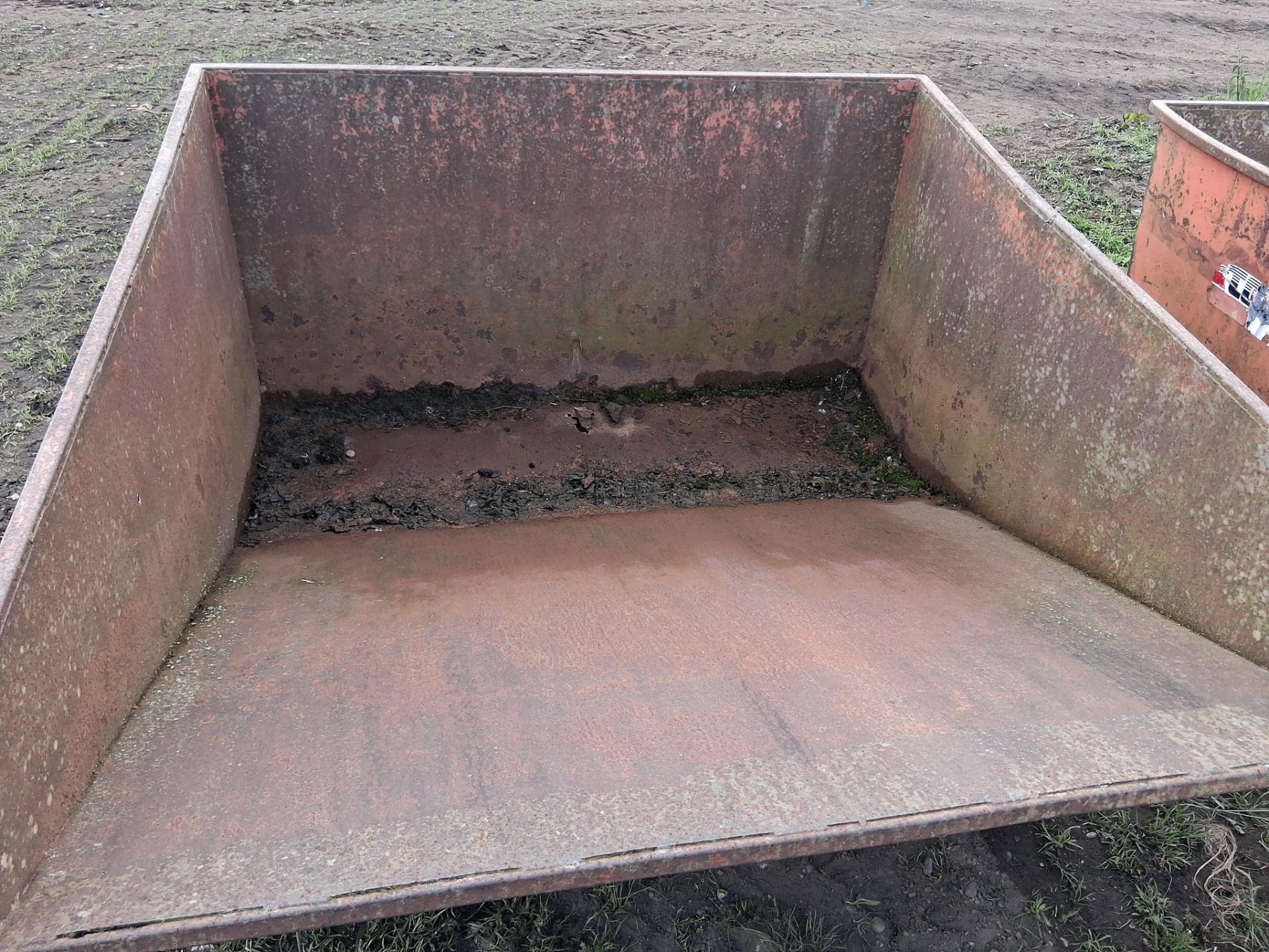 2No Tong manual tipping skips, tine mounted - Image 5 of 8