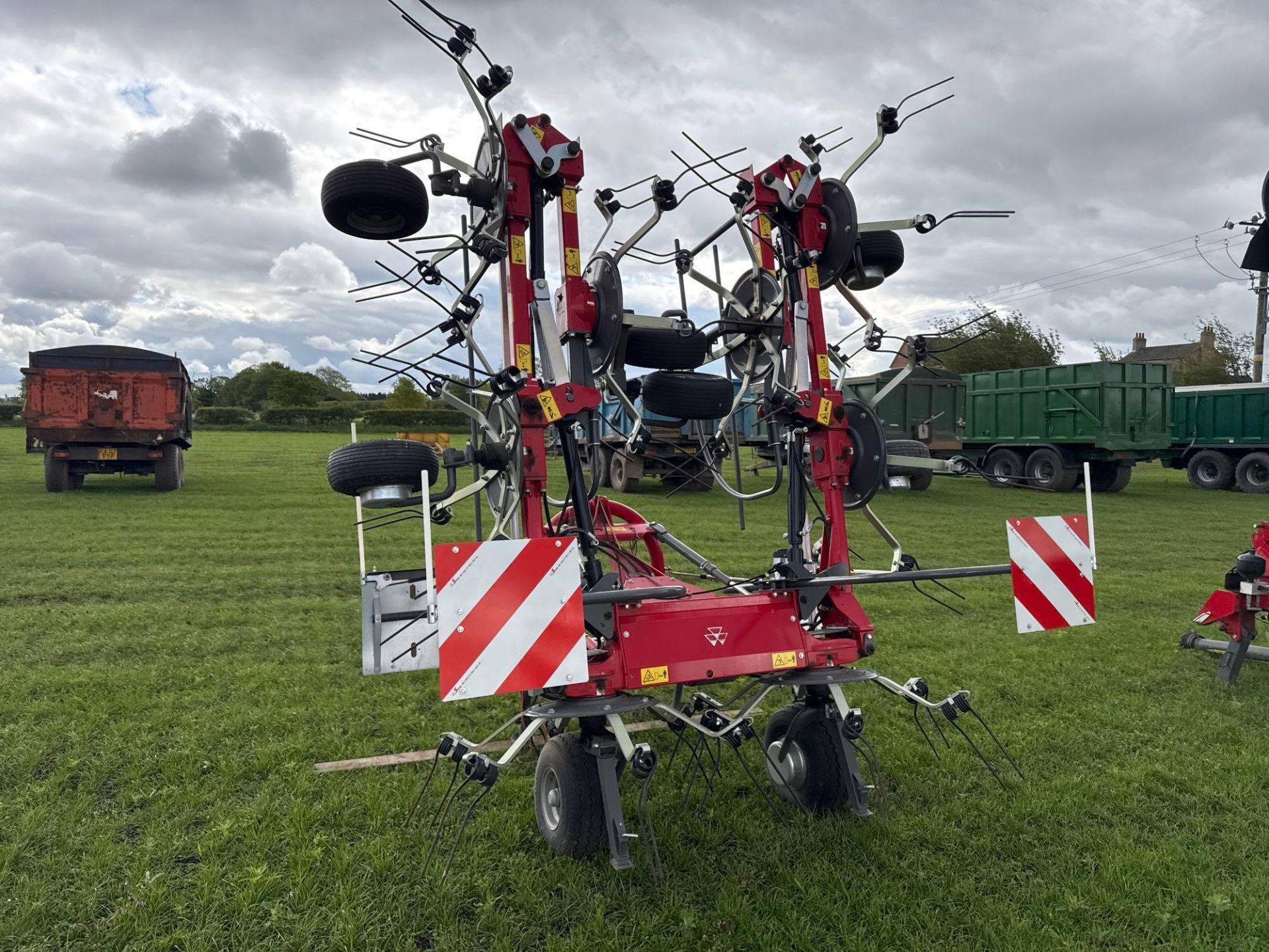 2024 Massey Ferguson TD868 DN 8 rotor tedder, hydraulic folding. Serial No: WAMAMP00HRG010391 ​​​​​​ - Image 5 of 10