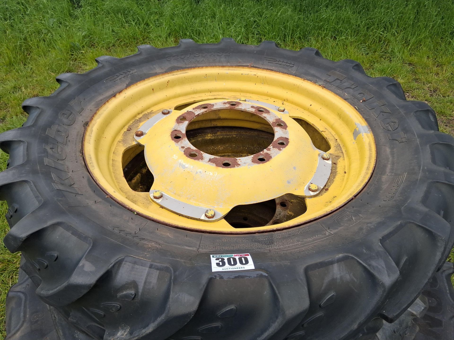 Set John Deere/New Holland 340/85R48 and 320/85R32 wheels and tyres NB: Carriers not included - Image 3 of 4