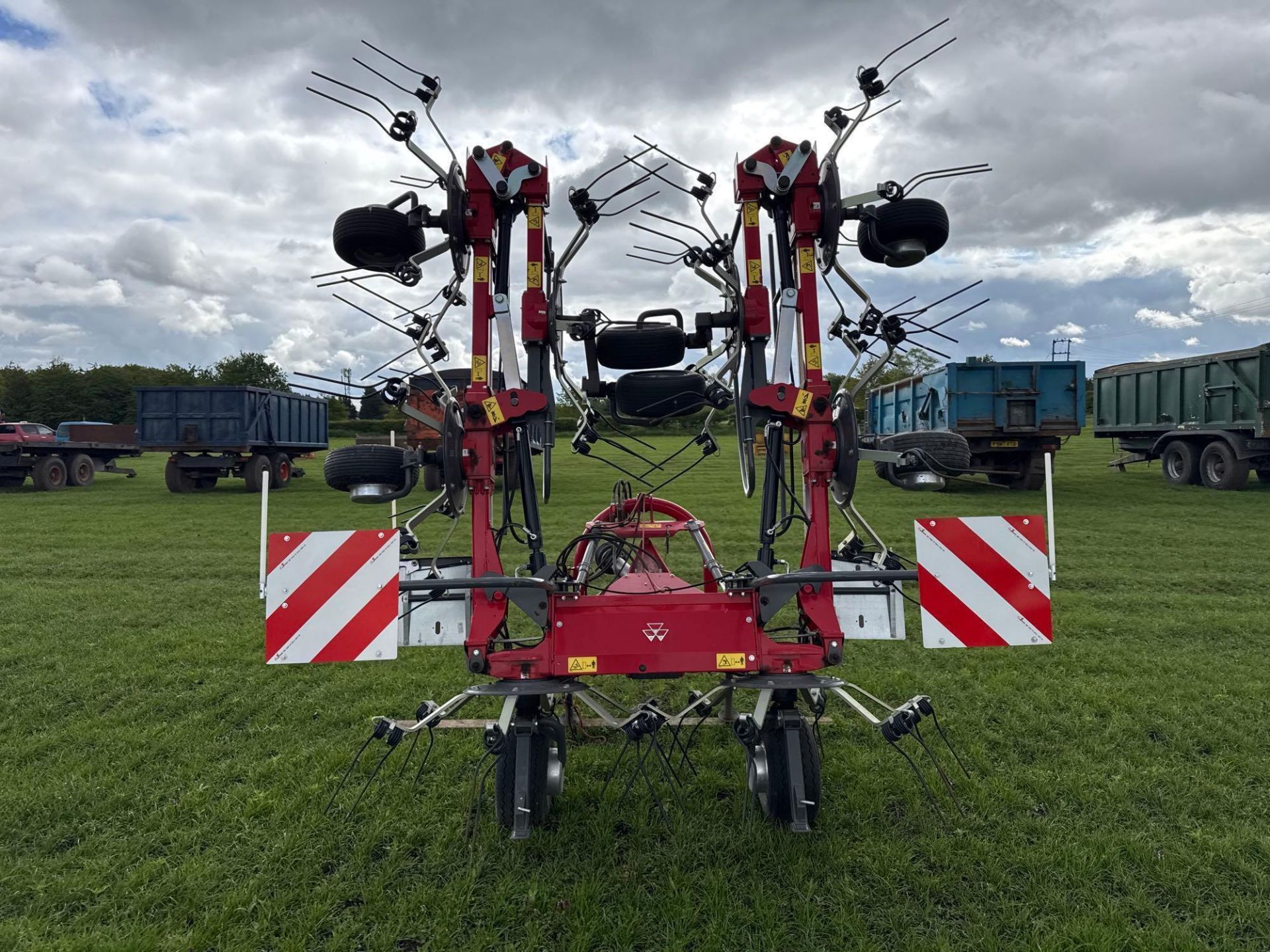 2024 Massey Ferguson TD868 DN 8 rotor tedder, hydraulic folding. Serial No: WAMAMP00HRG010391 ​​​​​​ - Image 4 of 10