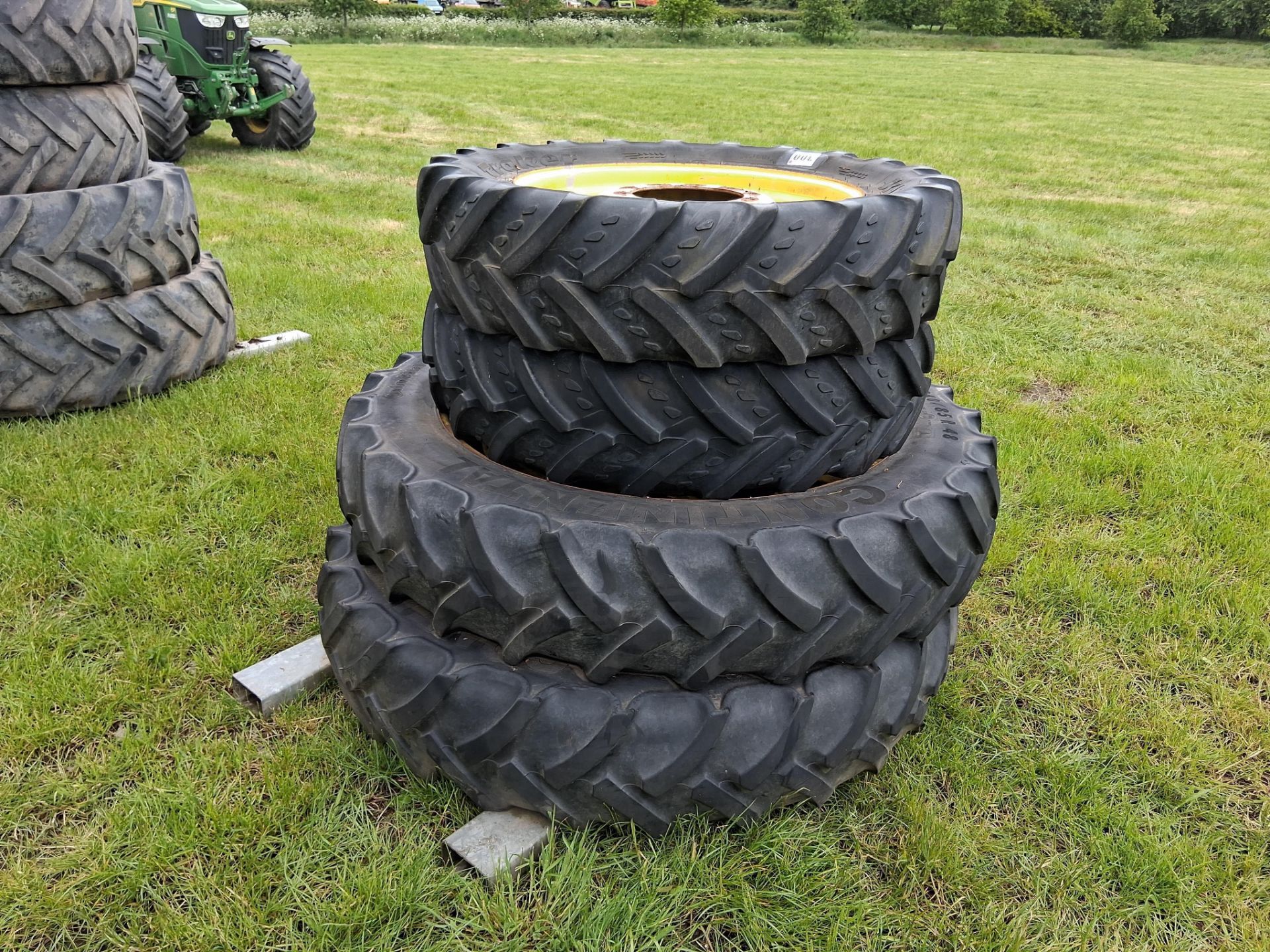 Set John Deere/New Holland 340/85R48 and 320/85R32 wheels and tyres NB: Carriers not included - Image 2 of 4