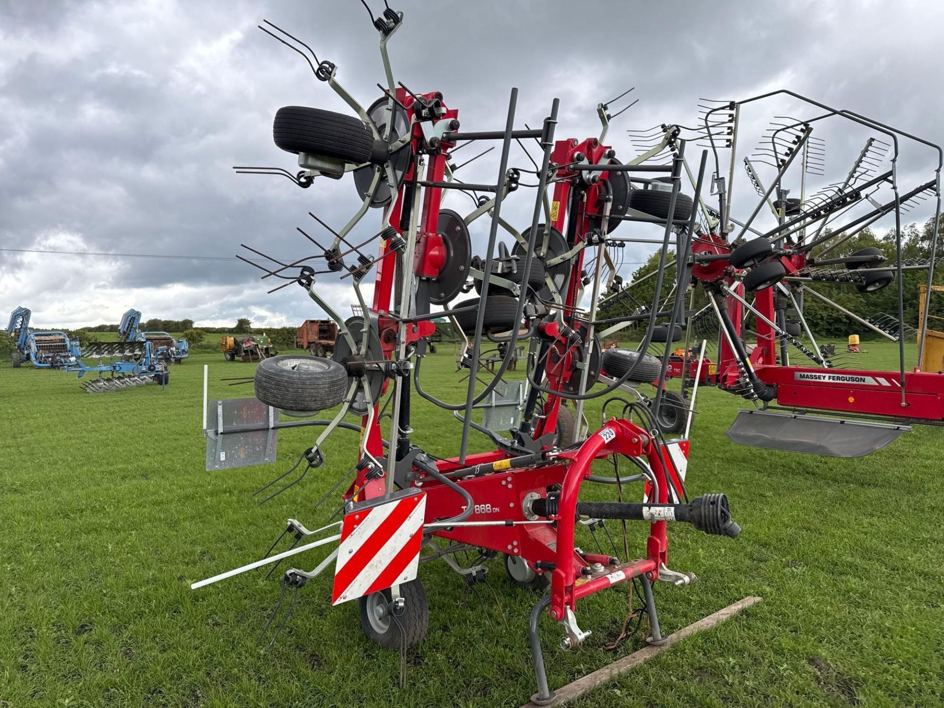 2024 Massey Ferguson TD868 DN 8 rotor tedder, hydraulic folding. Serial No: WAMAMP00HRG010391 ​​​​​​