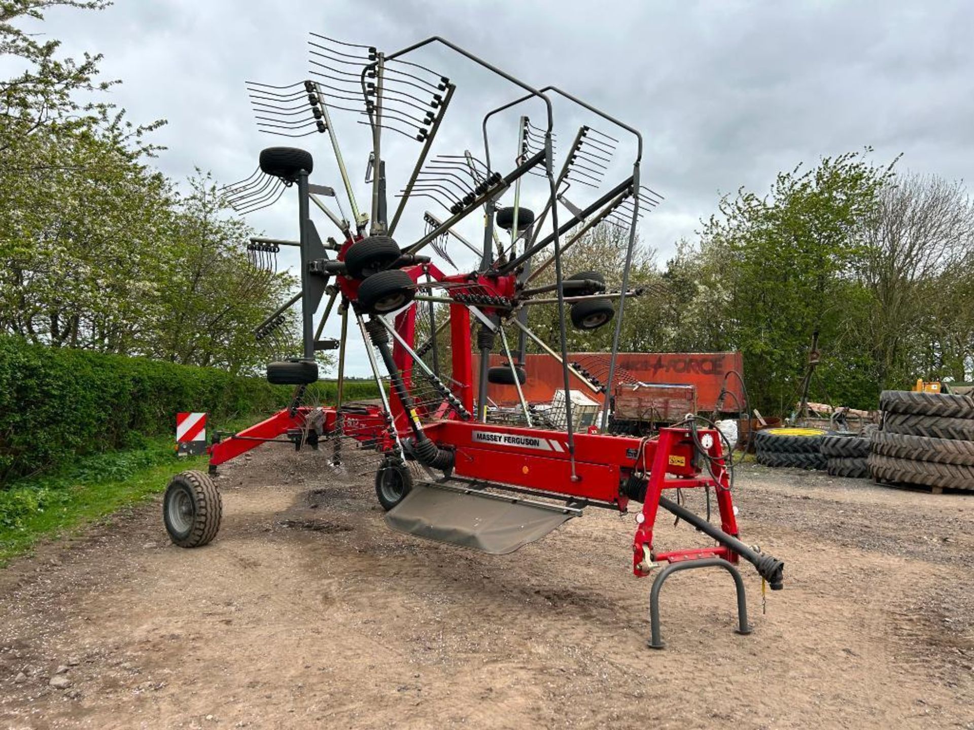 2020 Massey Ferguson RK802 TRC twin rotor rake, trailed. Serial No: WAMTYGRBJLG025040 - Image 4 of 24