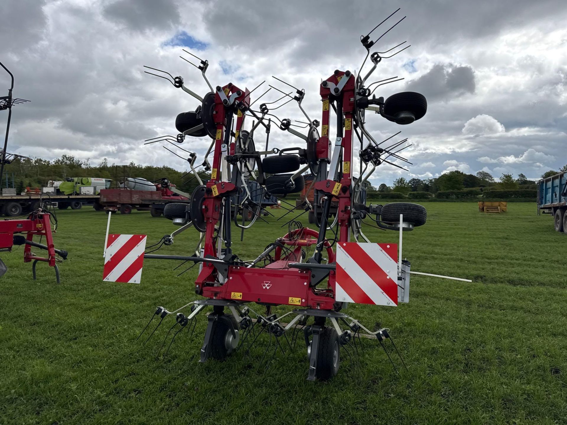 2024 Massey Ferguson TD868 DN 8 rotor tedder, hydraulic folding. Serial No: WAMAMP00HRG010391 ​​​​​​ - Image 3 of 10