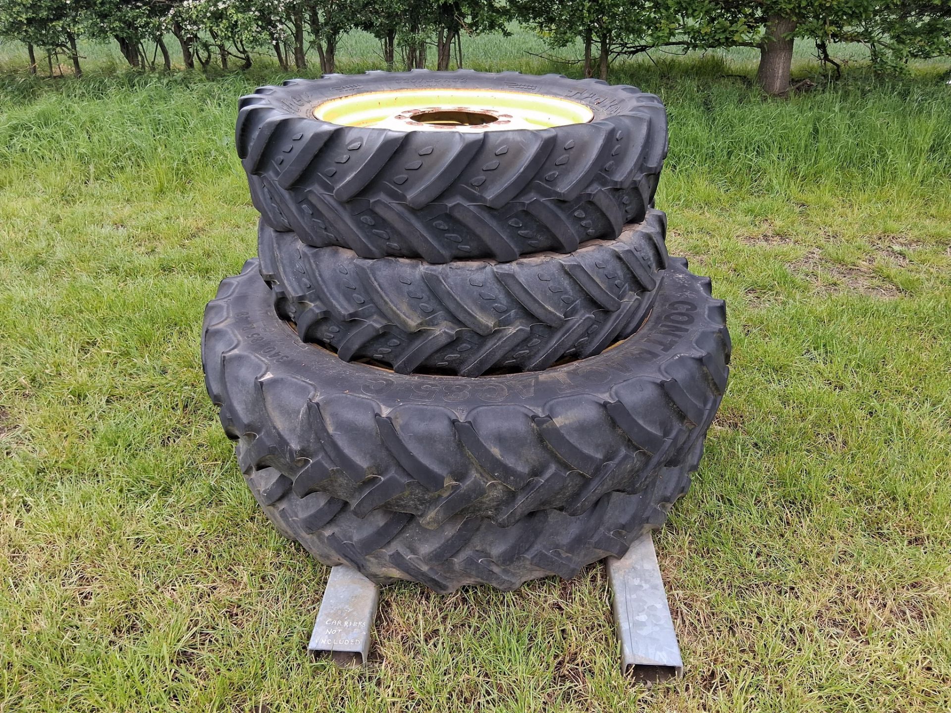 Set John Deere/New Holland 340/85R48 and 320/85R32 wheels and tyres NB: Carriers not included