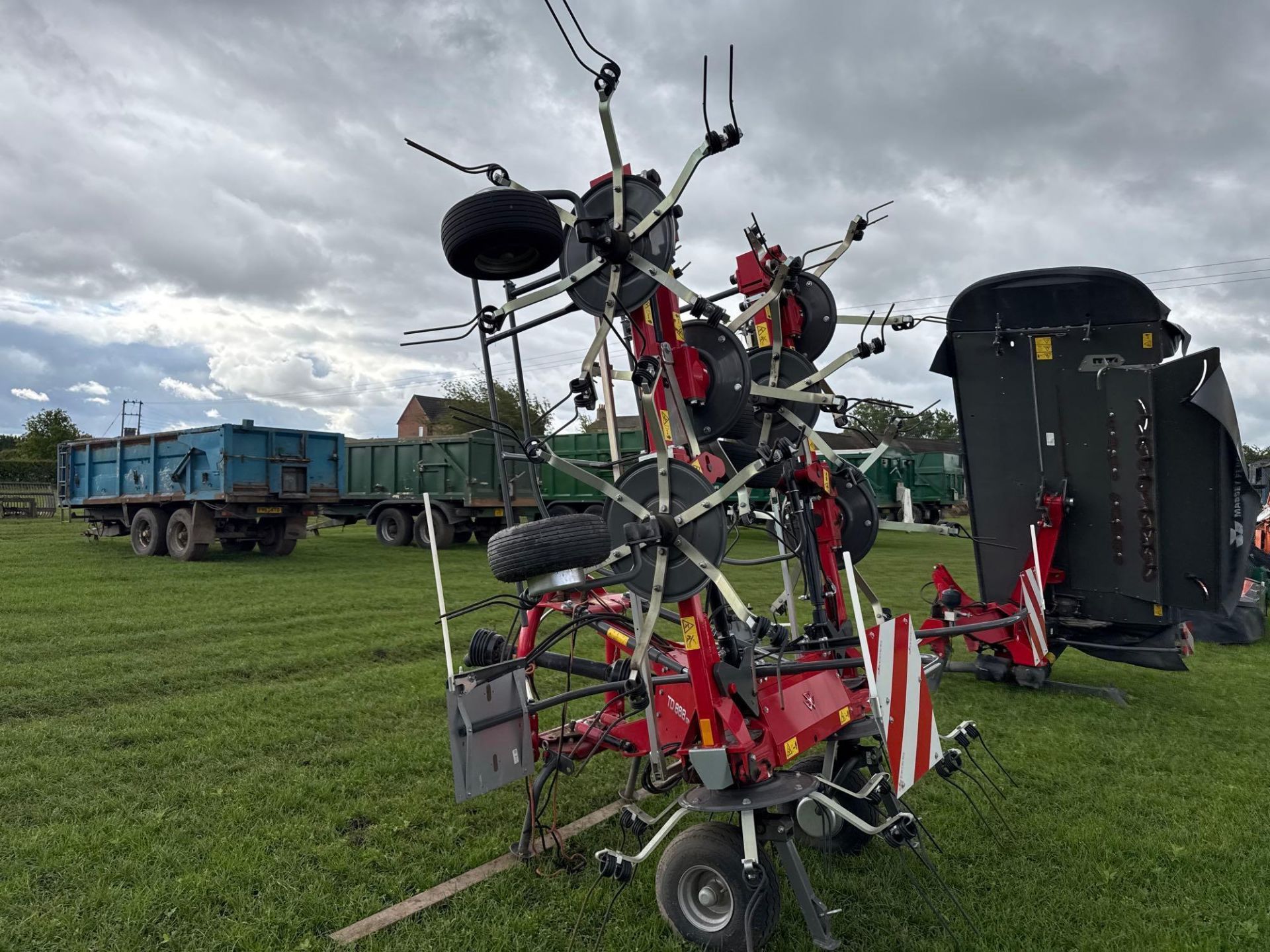 2024 Massey Ferguson TD868 DN 8 rotor tedder, hydraulic folding. Serial No: WAMAMP00HRG010391 ​​​​​​ - Image 6 of 10