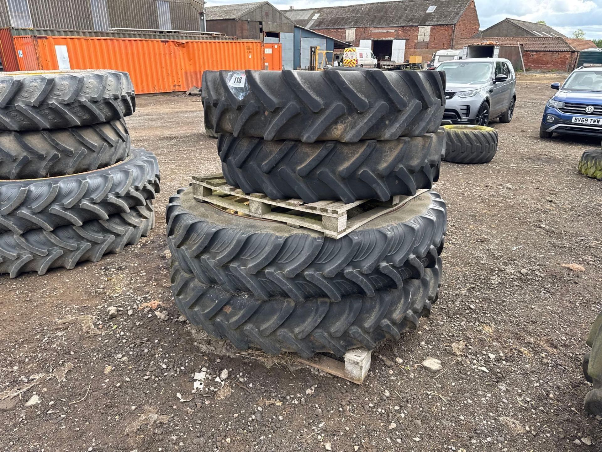 Set Alliance 12.4R32 front and Taurus 13.6R48 rear row crop wheels and tyres with John Deere centres