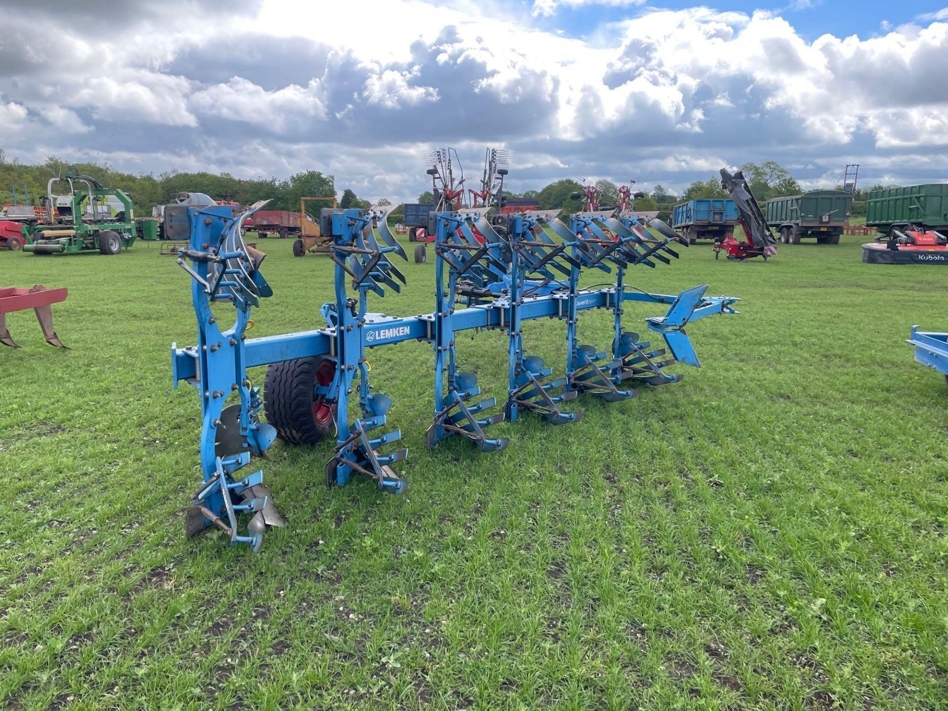 2020 Lemken Juwel 8 6 furrow reversible plough, on-land, slatted mouldboards with skimmers, and pres - Image 26 of 42