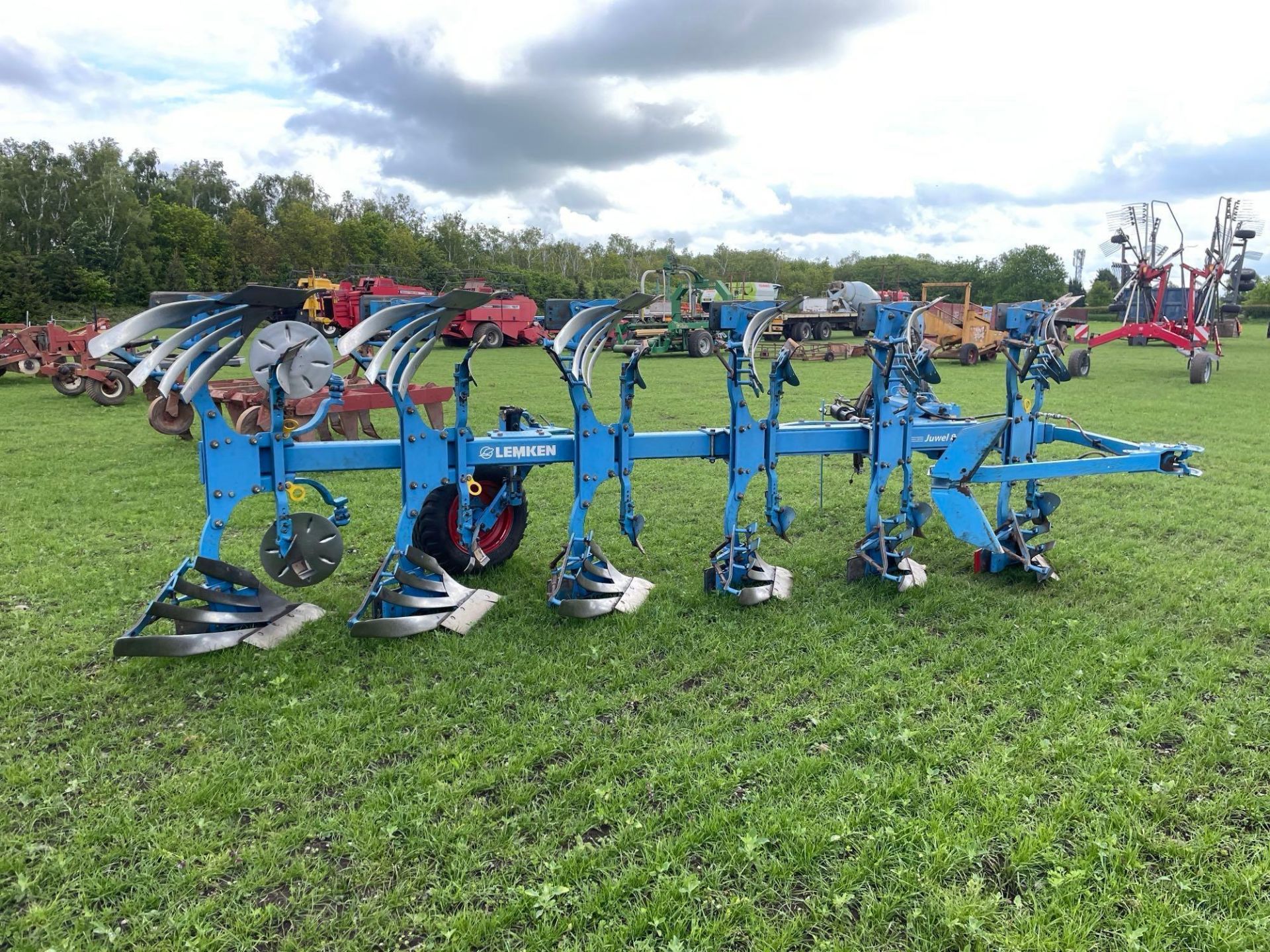 2020 Lemken Juwel 8 6 furrow reversible plough, on-land, slatted mouldboards with skimmers, and pres - Image 24 of 42