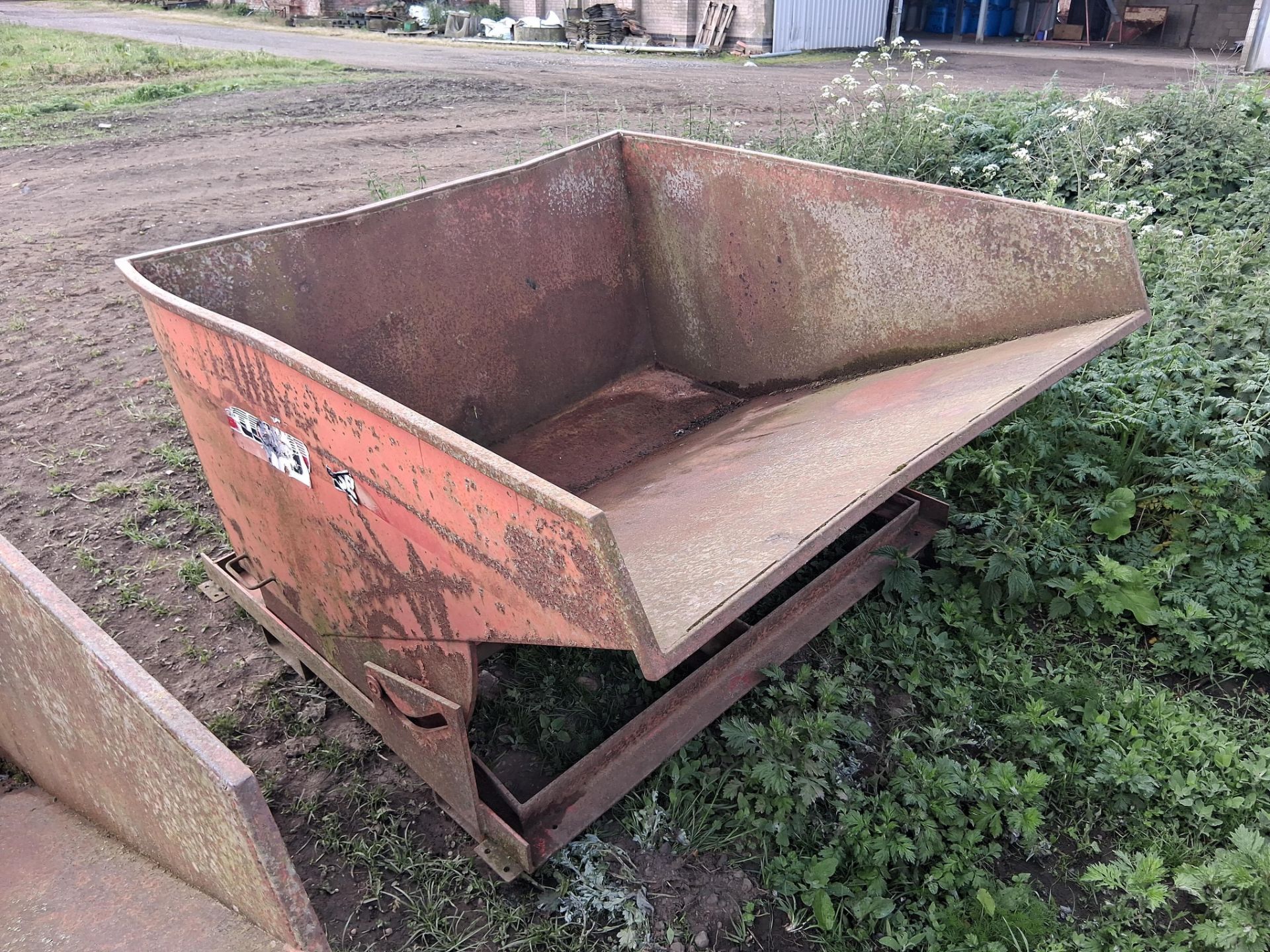 2No Tong manual tipping skips, tine mounted - Image 7 of 8