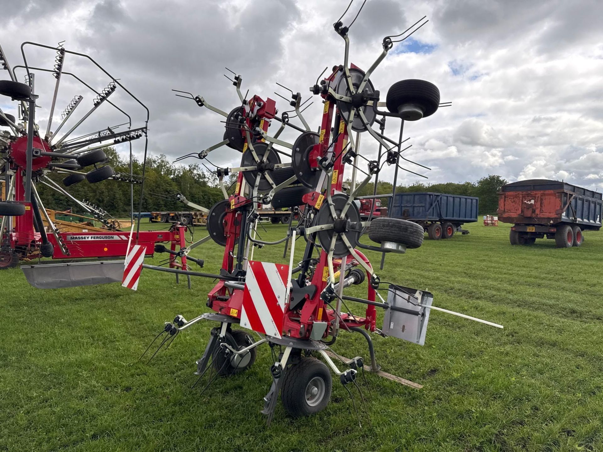 2024 Massey Ferguson TD868 DN 8 rotor tedder, hydraulic folding. Serial No: WAMAMP00HRG010391 ​​​​​​ - Image 2 of 10