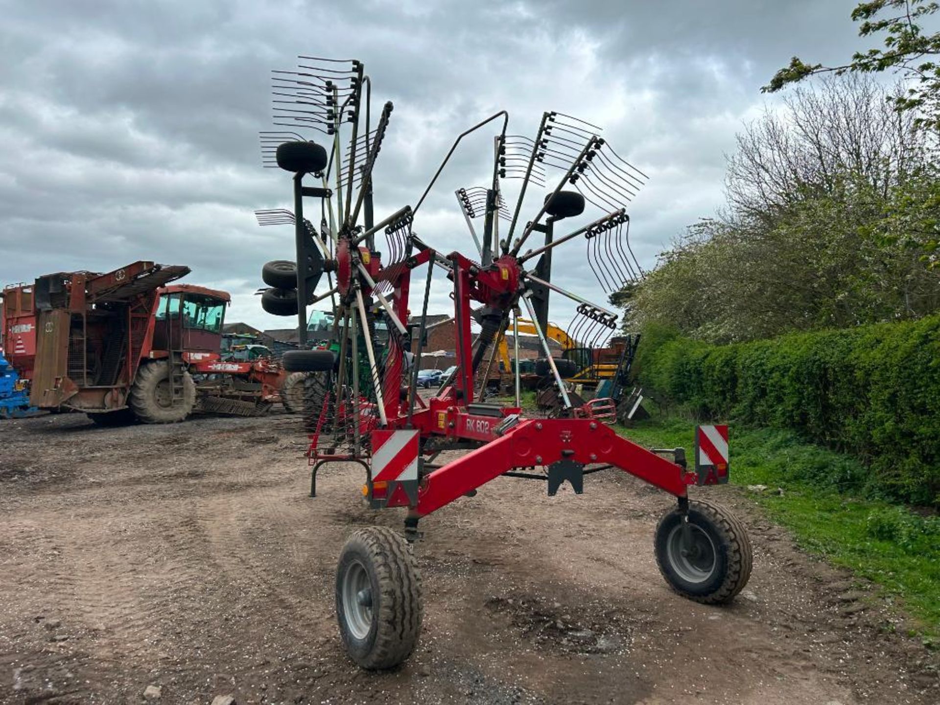 2020 Massey Ferguson RK802 TRC twin rotor rake, trailed. Serial No: WAMTYGRBJLG025040 - Image 8 of 24
