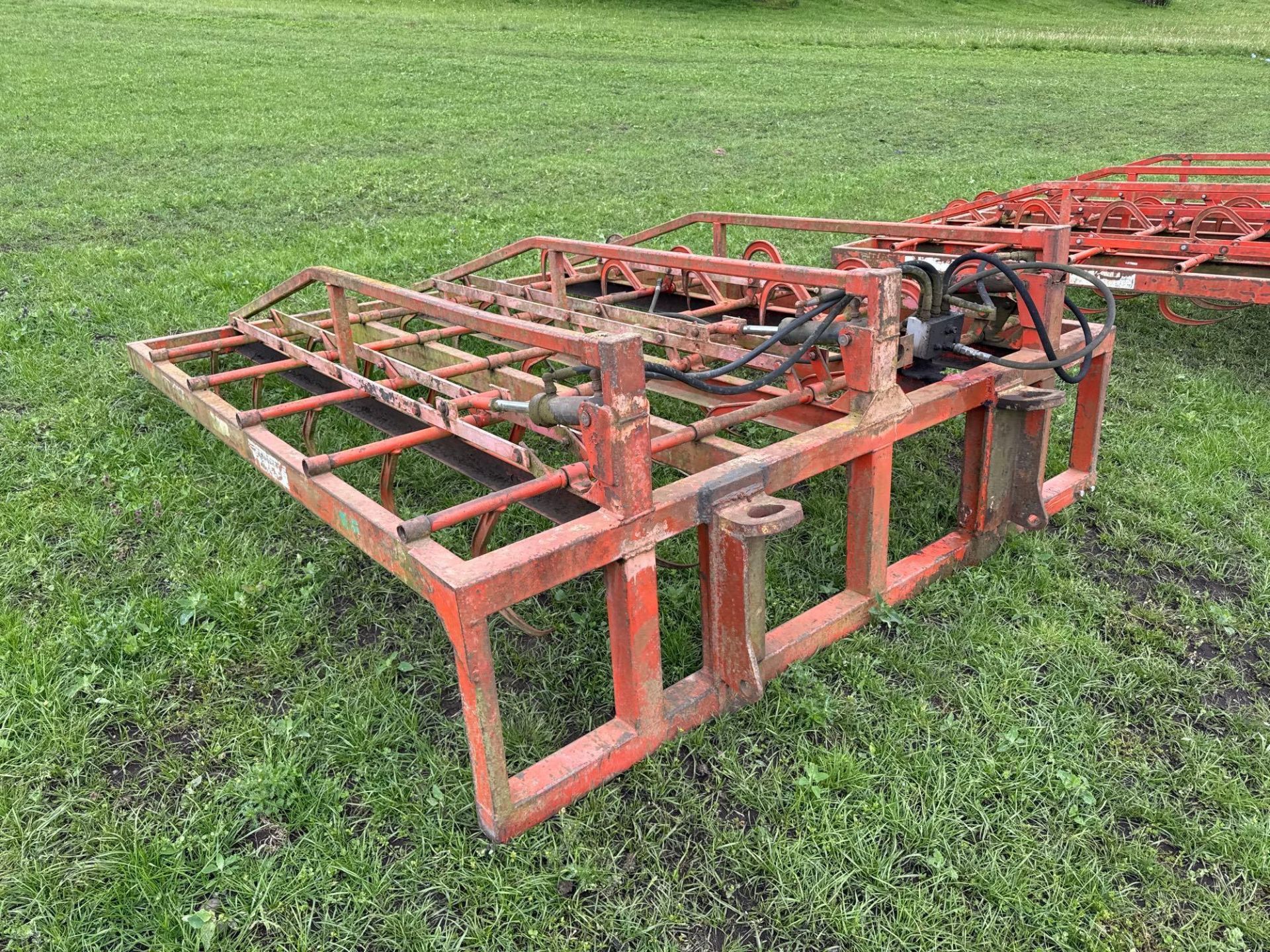 Browns twin bale grab with pin and cone attachments - Image 6 of 11