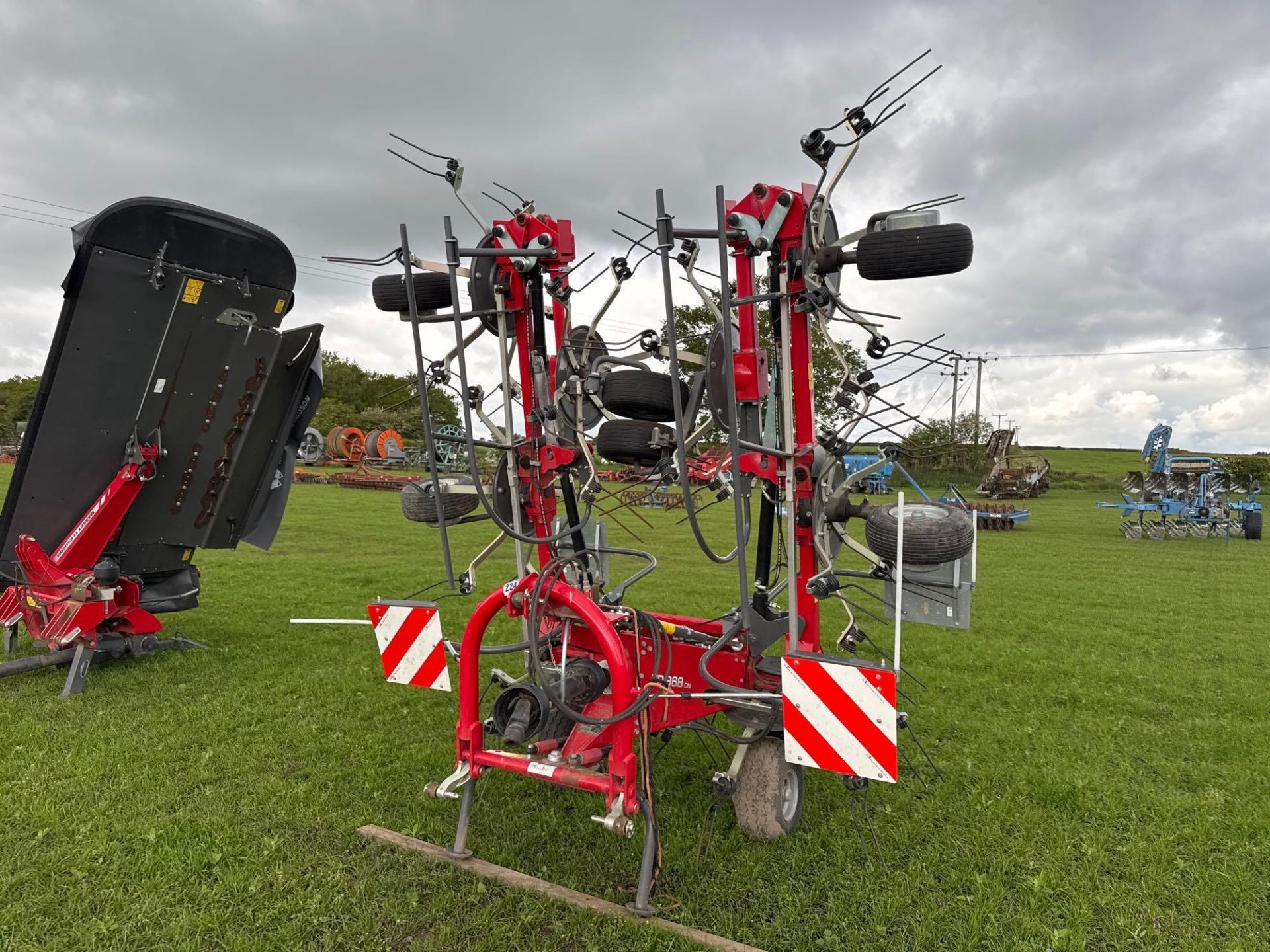 2024 Massey Ferguson TD868 DN 8 rotor tedder, hydraulic folding. Serial No: WAMAMP00HRG010391 ​​​​​​ - Image 8 of 10