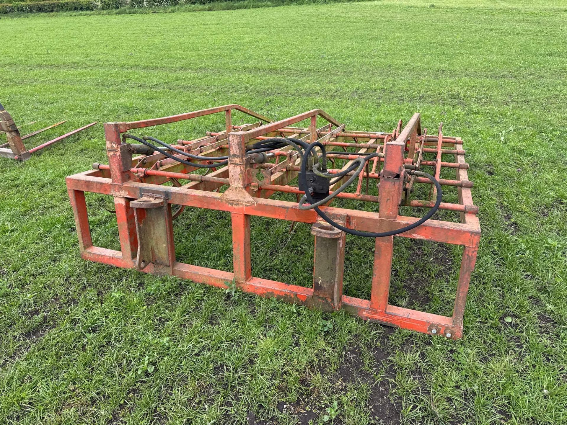 Browns twin bale grab with pin and cone attachments - Image 4 of 11