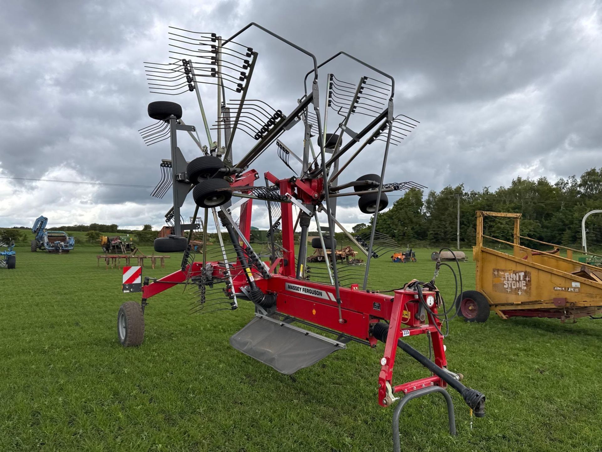 2020 Massey Ferguson RK802 TRC twin rotor rake, trailed. Serial No: WAMTYGRBJLG025040 - Image 2 of 24
