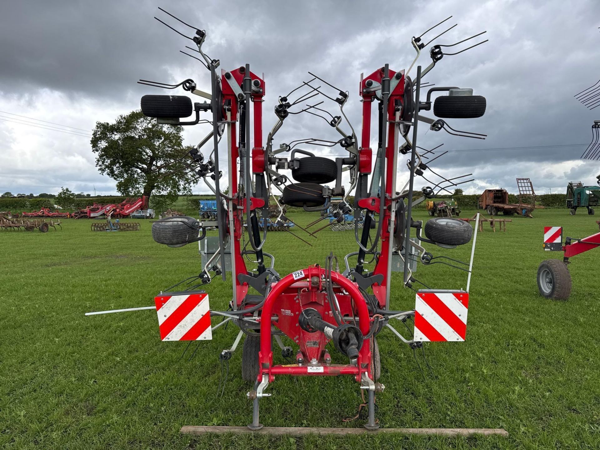 2024 Massey Ferguson TD868 DN 8 rotor tedder, hydraulic folding. Serial No: WAMAMP00HRG010391 ​​​​​​ - Image 9 of 10